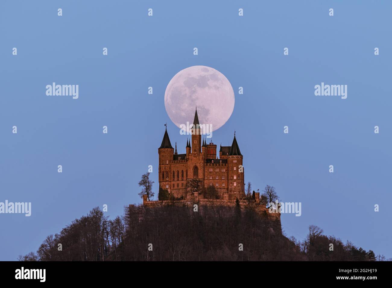 Mond, Mondaufgang, Schloss Hohenzollern, Schwäbische Alb, Baden-Württemberg, Deutschland, Europa Stockfoto