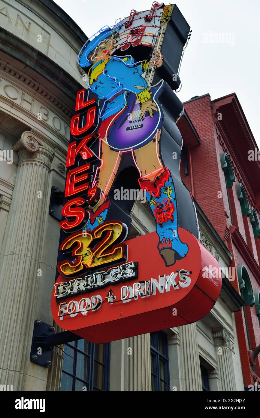 Nashville, Tennessee, USA. Farbenfrohe Neon-Schilder über und um Geschäfte, Restaurants und Bars entlang des Broadway im historischen Viertel Broadway herum sind zahlreich vorhanden. Stockfoto