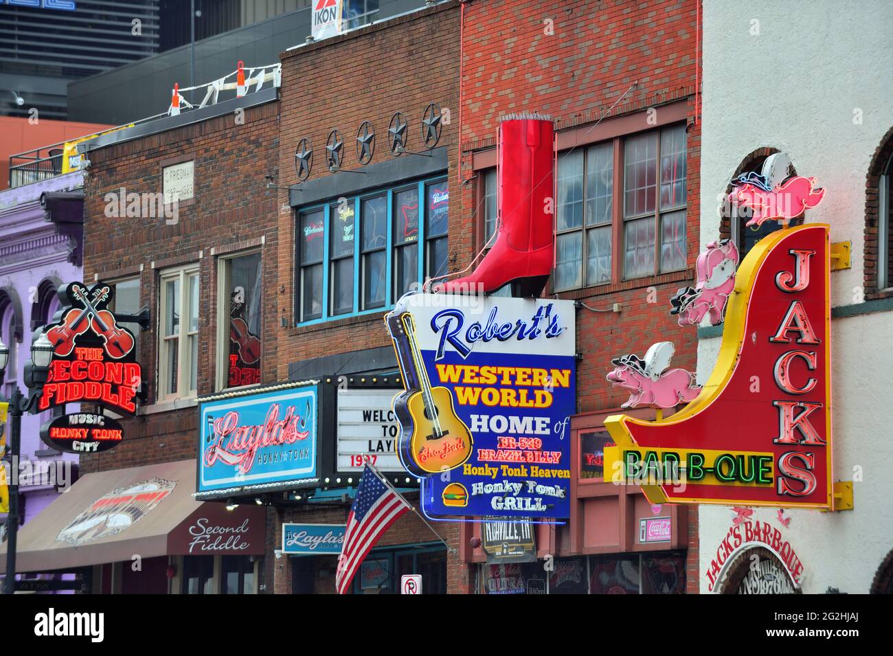 Nashville, Tennessee, USA. South Broadway im historischen Broadway District ist berühmt für seine Unterhaltungsmöglichkeiten, Attraktionen und Schilder. Stockfoto