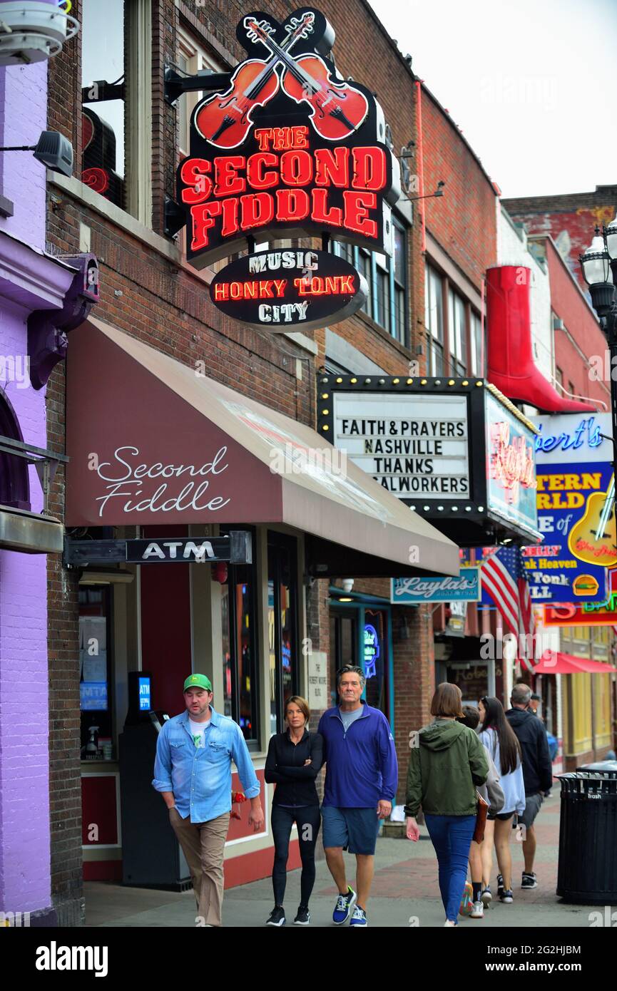 Nashville, Tennessee, USA. South Broadway im historischen Broadway District ist berühmt für seine Unterhaltungsmöglichkeiten, Attraktionen und Schilder. Stockfoto