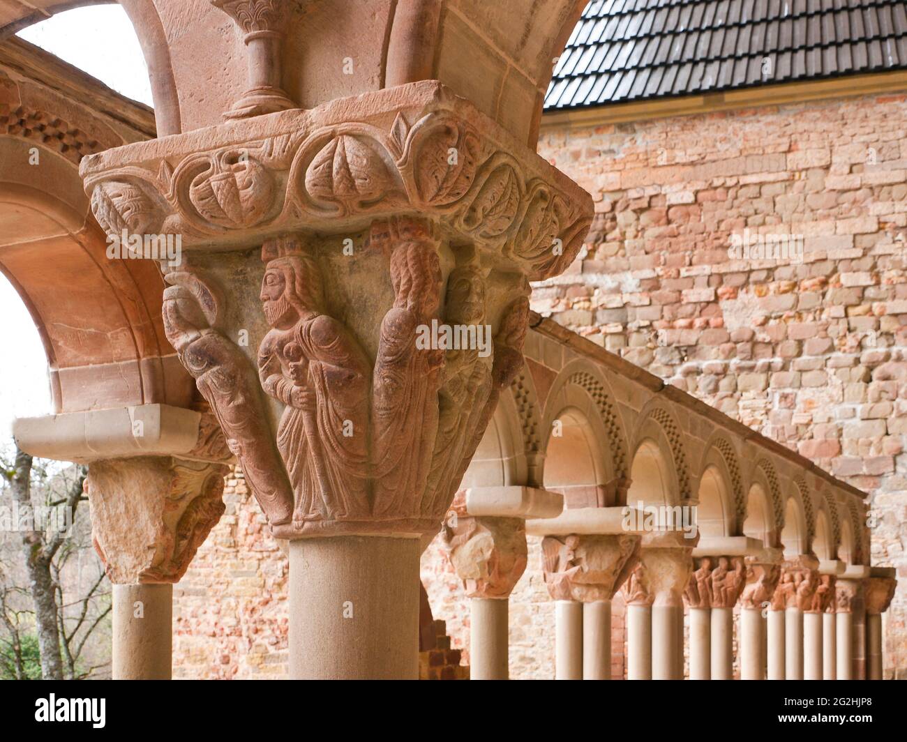Das Kloster von San Juan de la Pena befindet sich im Südwesten von Jaca, in Huesca, Spanien, Es war eines der wichtigsten Klöster in Aragon im Mittelalter, seine zweistufige Kirche ist teilweise in den Stein der großen Klippe, die überhängen geschnitzt Stockfoto
