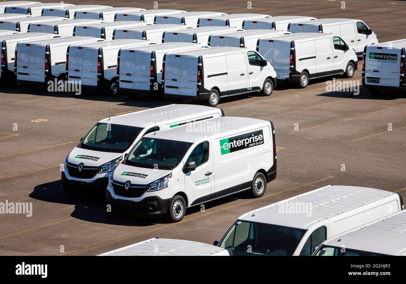 Duisburg, Nordrhein-Westfalen, Deutschland - Neuwagen, Kleintransporter Enterprise-Mietwagen, Umschlagplatz, Autoterminal im Duisburger Hafen. Stockfoto