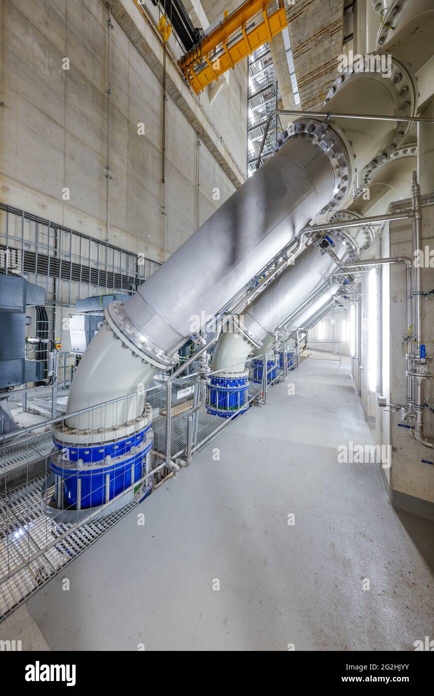 Oberhausen, Ruhrgebiet, Nordrhein-Westfalen, Deutschland - Emscher-Umbau, Neubau des Emscher-AKE-Kanals, hier das neue Pumpwerk in Oberhausen, der Maschinenraum mit den Pumpen, die künftig 16,000 Liter Abwasser pro Minute fördern werden, Der ökologische Umbau des Emscher-Systems besteht aus dem Bau einer zentralen Kläranlage im Ruhrgebiet, dem Bau von Kanalisation und der Renaturierung der Emscher und ihrer Nebenflüsse. Stockfoto