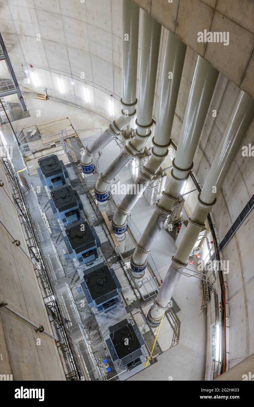 Oberhausen, Ruhrgebiet, Nordrhein-Westfalen, Deutschland - Emscher-Umbau, Neubau des Emscher-AKE-Kanals, hier das neue Pumpwerk in Oberhausen, der Maschinenraum mit den Pumpen, die künftig 16,000 Liter Abwasser pro Minute fördern werden, Der ökologische Umbau des Emscher-Systems besteht aus dem Bau einer zentralen Kläranlage im Ruhrgebiet, dem Bau von Kanalisation und der Renaturierung der Emscher und ihrer Nebenflüsse. Stockfoto