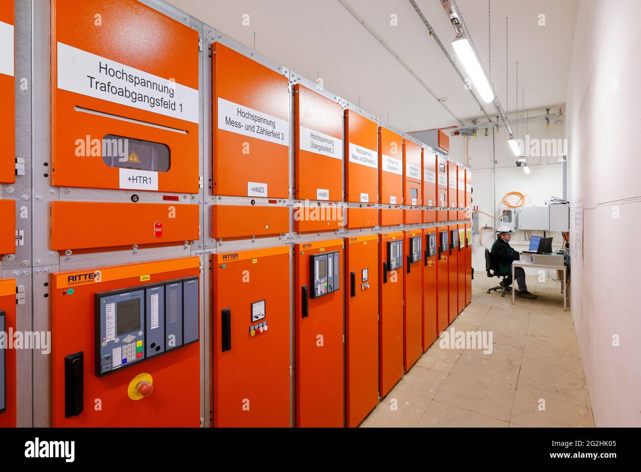 Oberhausen, Ruhrgebiet, Nordrhein-Westfalen, Deutschland - Schaltanlagen, Elektroinstallation in Industriegebäuden, neues Pumpwerk Oberhausen, Emscher-Umbau, Neubau des Emscher-ABWASSERKANALS. Stockfoto