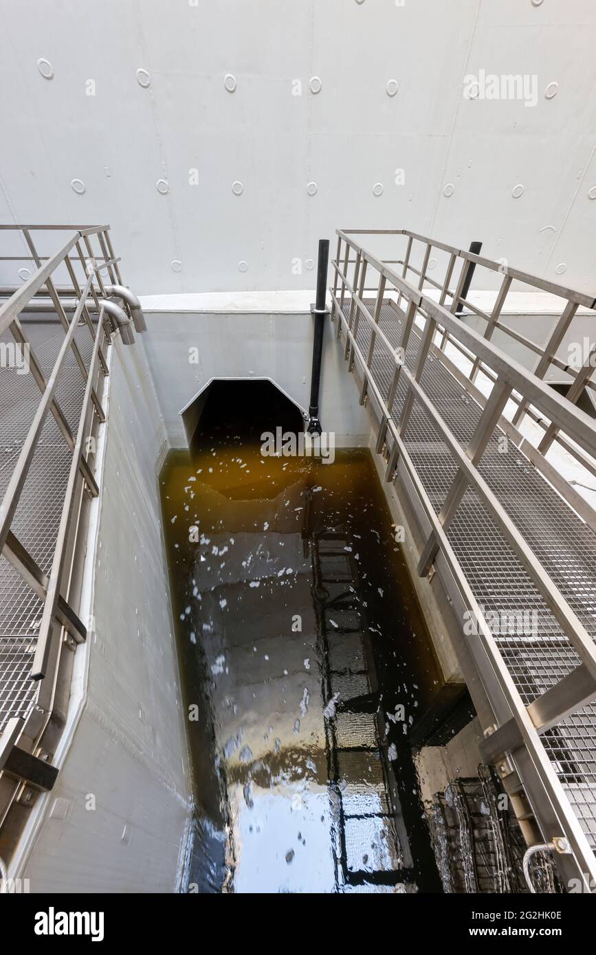 Oberhausen, Ruhrgebiet, Nordrhein-Westfalen, Deutschland - Emscher-Umbau, Neubau des Emscher-AKE-Kanals, hier der Einlasskanal vom Pumpwerk Oberhausen, Testlauf, das Pumpwerk wird als Test überflutet, die Pumpen werden auch getestet, Die künftig 16,000 Liter Abwasser pro Minute Pumpen wird, ökologisch die Umstellung der Emscher-Anlage besteht aus dem Bau einer zentralen Abwasseraufbereitungsanlage im Ruhrgebiet, dem Bau von Kanalisationen und der Renaturierung der Emscher und ihrer Nebenflüsse. Stockfoto