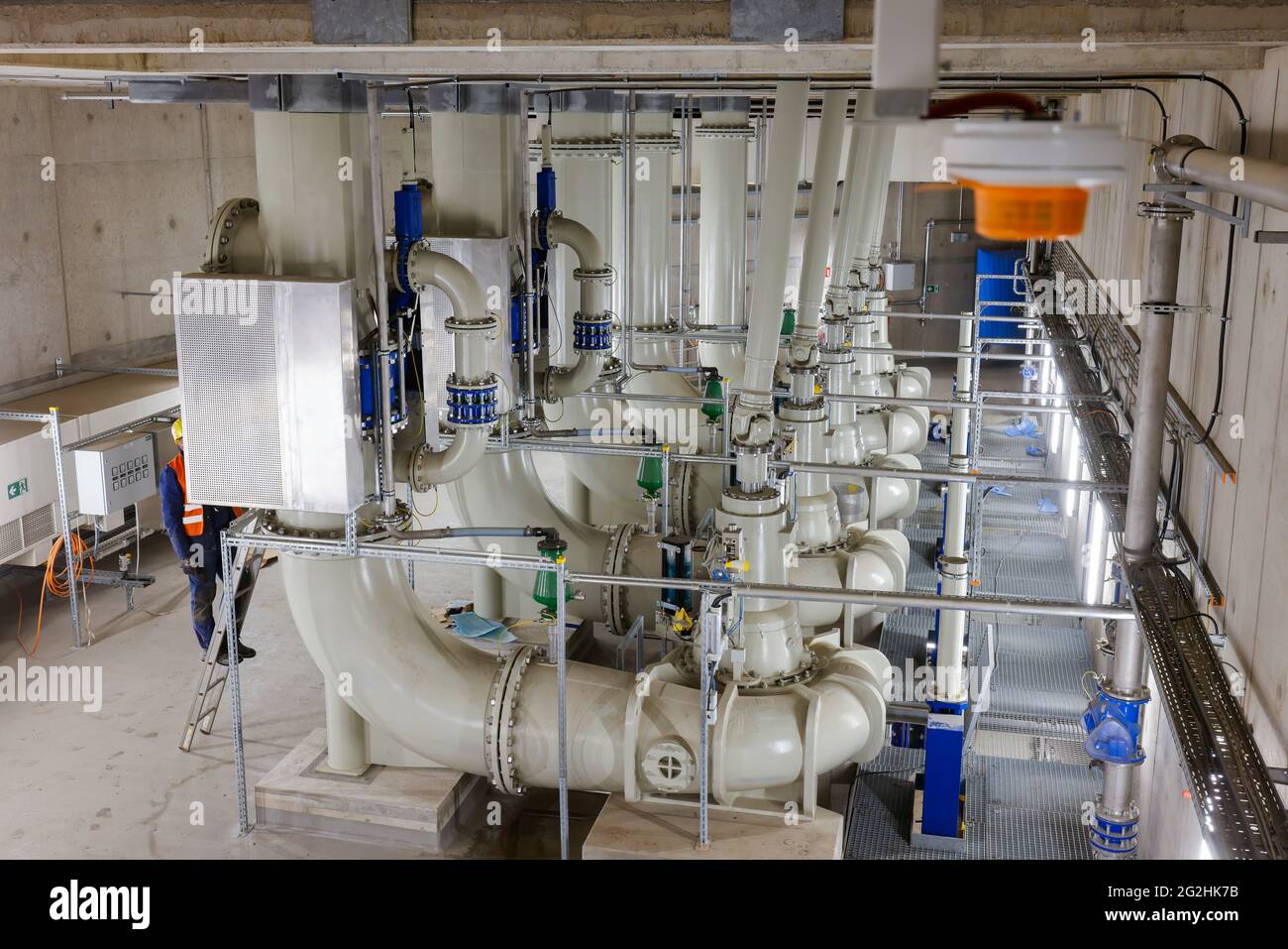 Oberhausen, Ruhrgebiet, Nordrhein-Westfalen, Deutschland - Emscher-Umbau, Neubau des Emscher-AKE-Kanals, hier das neue Pumpwerk in Oberhausen, der Maschinenraum mit den Pumpen, die künftig 16,000 Liter Abwasser pro Minute fördern werden, Der ökologische Umbau des Emscher-Systems besteht aus dem Bau einer zentralen Kläranlage im Ruhrgebiet, dem Bau von Kanalisation und der Renaturierung der Emscher und ihrer Nebenflüsse. Stockfoto