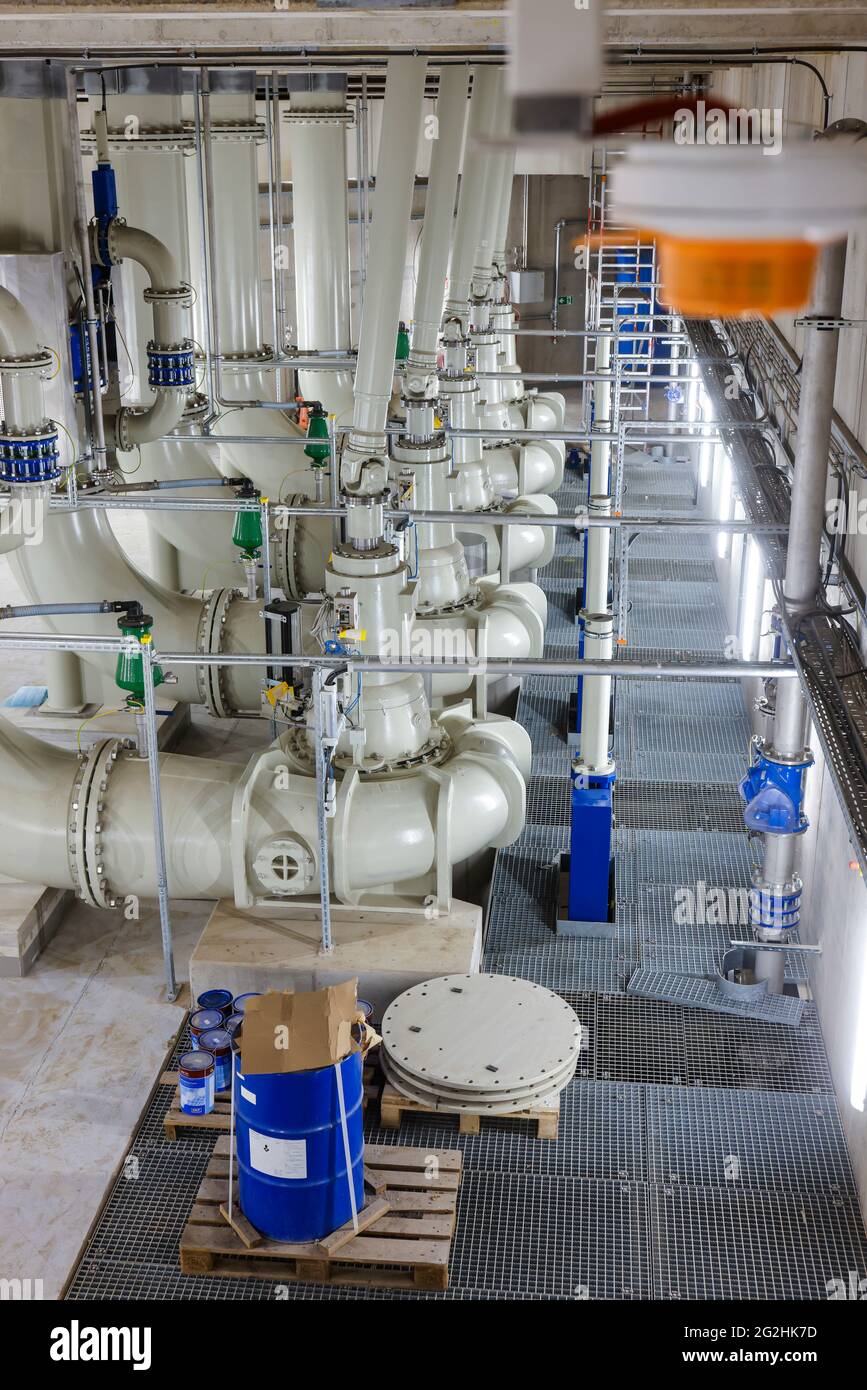 Oberhausen, Ruhrgebiet, Nordrhein-Westfalen, Deutschland - Emscher-Umbau, Neubau des Emscher-AKE-Kanals, hier das neue Pumpwerk in Oberhausen, der Maschinenraum mit den Pumpen, die künftig 16,000 Liter Abwasser pro Minute fördern werden, Der ökologische Umbau des Emscher-Systems besteht aus dem Bau einer zentralen Kläranlage im Ruhrgebiet, dem Bau von Kanalisation und der Renaturierung der Emscher und ihrer Nebenflüsse. Stockfoto