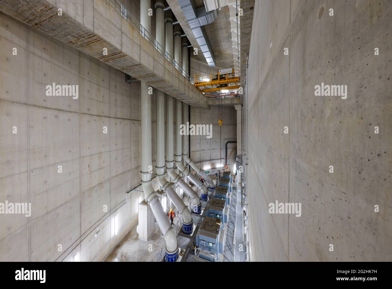 Oberhausen, Ruhrgebiet, Nordrhein-Westfalen, Deutschland - Emscher-Umbau, Neubau des Emscher-AKE-Kanals, hier das neue Pumpwerk in Oberhausen, der Maschinenraum mit den Pumpen, die künftig 16,000 Liter Abwasser pro Minute fördern werden, Der ökologische Umbau des Emscher-Systems besteht aus dem Bau einer zentralen Kläranlage im Ruhrgebiet, dem Bau von Kanalisation und der Renaturierung der Emscher und ihrer Nebenflüsse. Stockfoto
