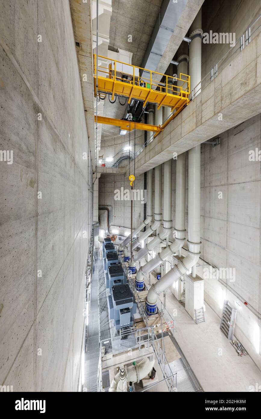 Oberhausen, Ruhrgebiet, Nordrhein-Westfalen, Deutschland - Emscher-Umbau, Neubau des Emscher-AKE-Kanals, hier das neue Pumpwerk in Oberhausen, der Maschinenraum mit den Pumpen, die künftig 16,000 Liter Abwasser pro Minute fördern werden, Der ökologische Umbau des Emscher-Systems besteht aus dem Bau einer zentralen Kläranlage im Ruhrgebiet, dem Bau von Kanalisation und der Renaturierung der Emscher und ihrer Nebenflüsse. Stockfoto