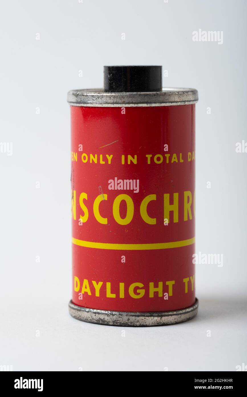 Vintage-Rolle mit 35-mm-Diafilm von Anscochrome (Transparentfolie) aus den 1950er Jahren. Stockfoto