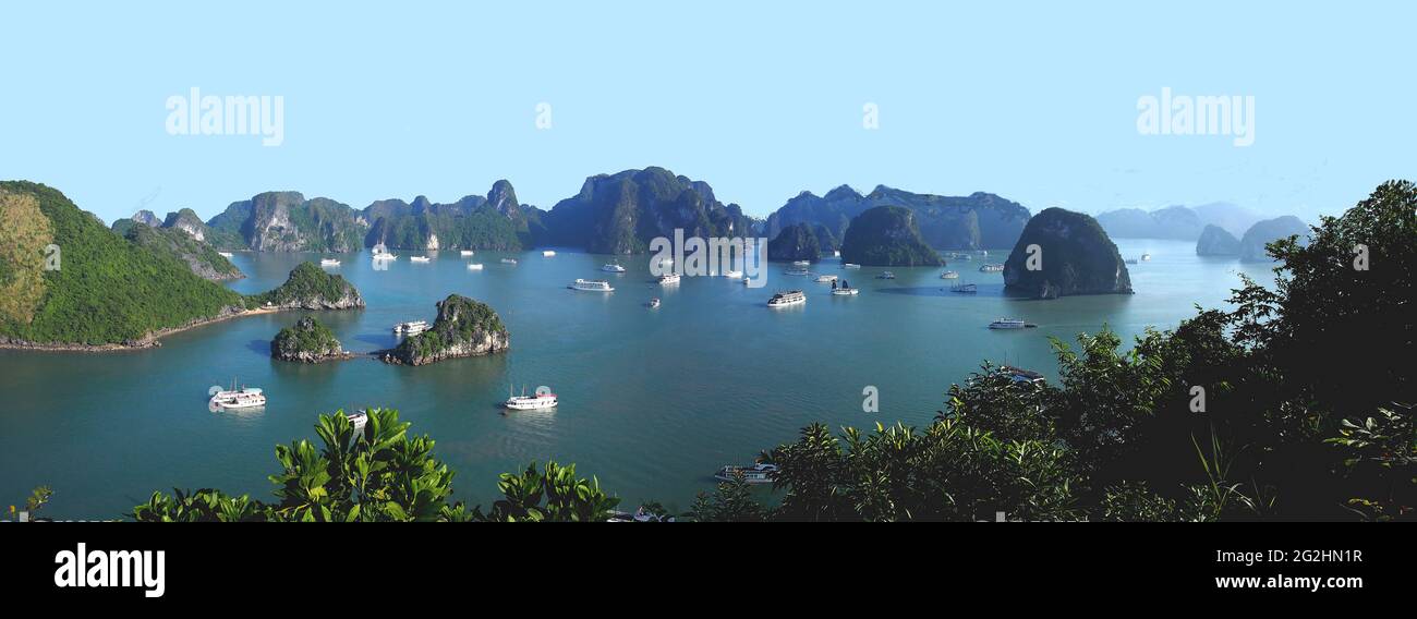 Ha Long Bay, Vietnam, Panorama, nordöstlich von Vietnam, Kalksteininseln, Überwuchert mit tropischem Regenwald, steilen Felswänden, Junk Rides Stockfoto