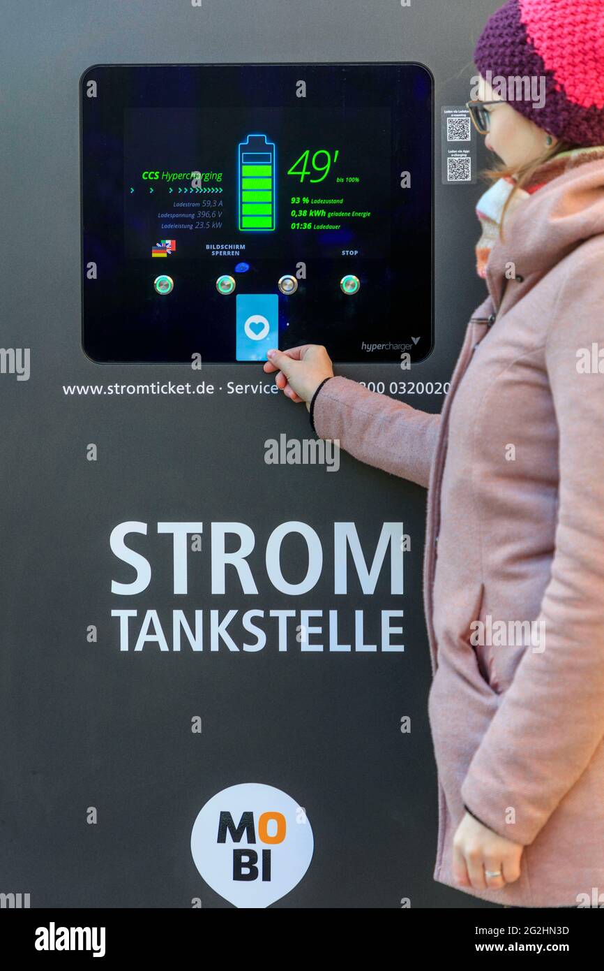 Display an einem MOBI-Punkt mit Schnellladestation: Die sächsische Landeshauptstadt Dresden will zur Modellstadt für Elektromobilität werden Stockfoto