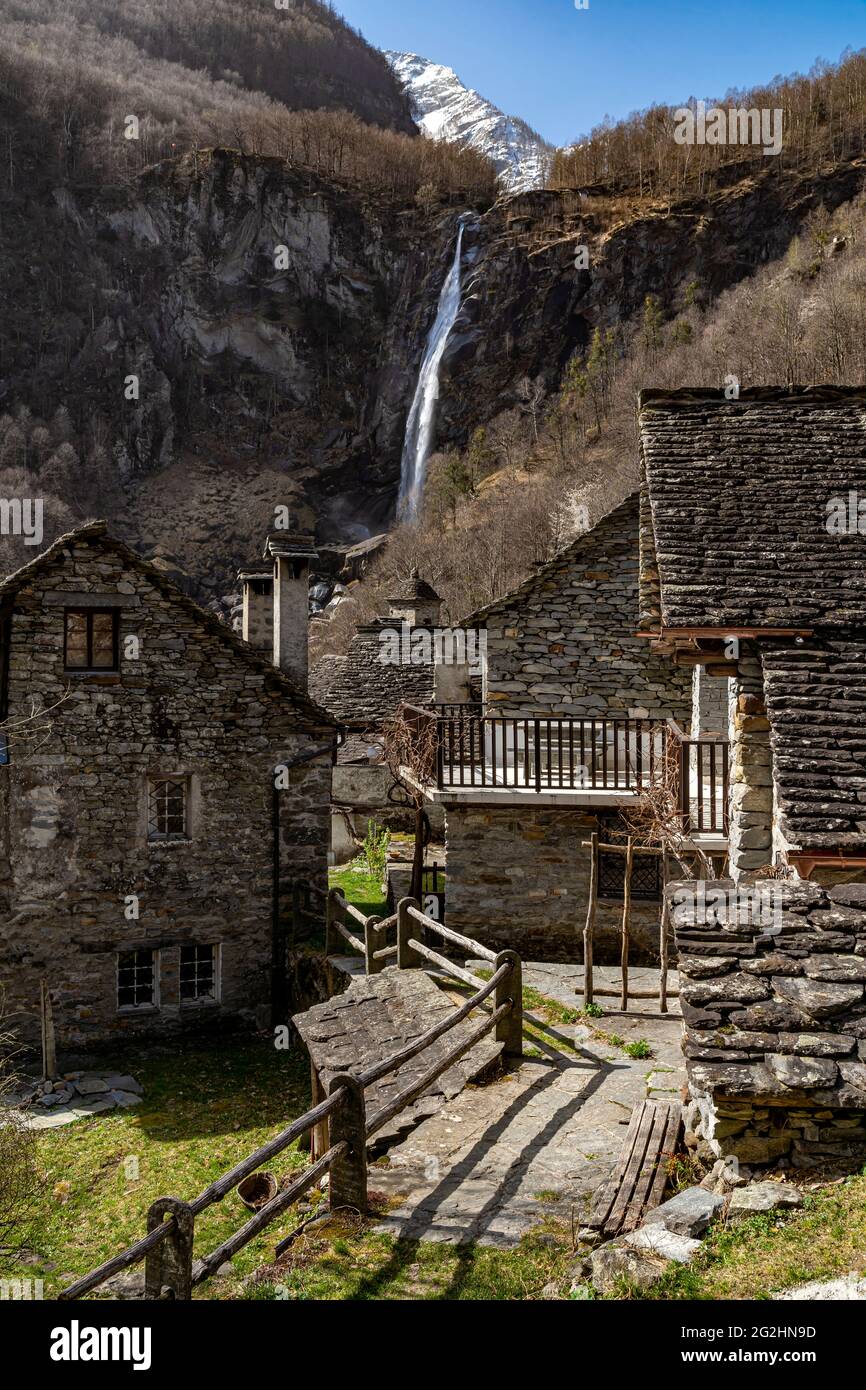 Foroglio ist ein gut erhaltenes Steindorf im oberen Baona-Tal im Maggia-Tal. Die schönen Steinhäuser werden vom 110 m hohen Wasserfall, der Cascata di Foroglio, dominiert. Stockfoto