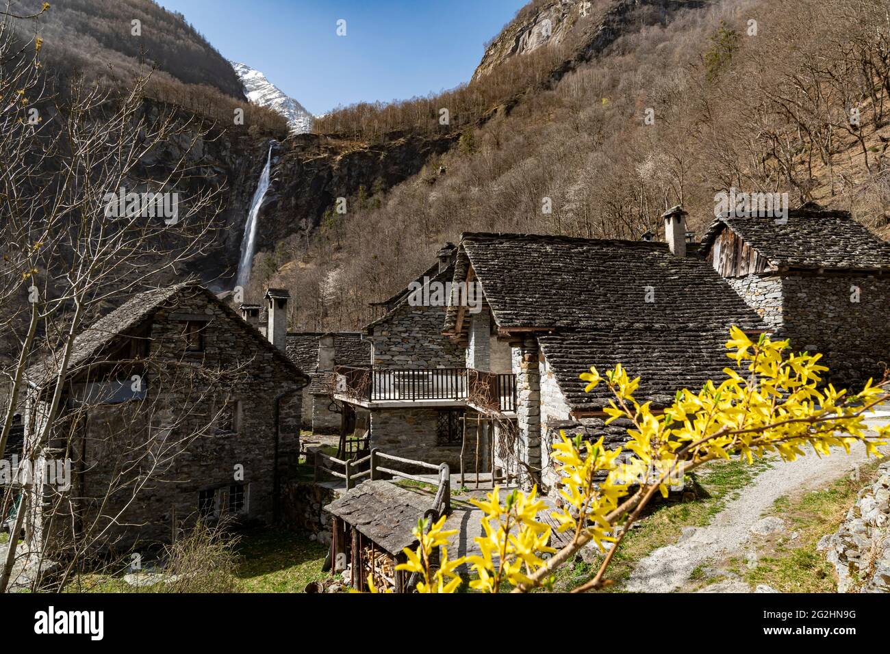 Foroglio ist ein gut erhaltenes Steindorf im oberen Baona-Tal im Maggia-Tal. Die schönen Steinhäuser werden vom 110 m hohen Wasserfall, der Cascata di Foroglio, dominiert. Stockfoto
