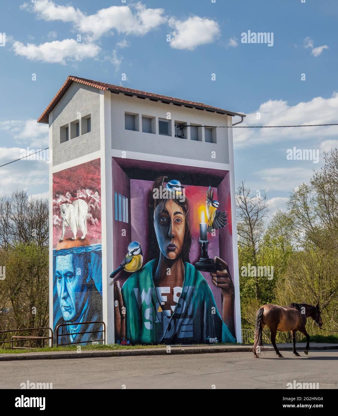 Graffiti auf einem Transformatorenhaus, Kunst Stockfoto