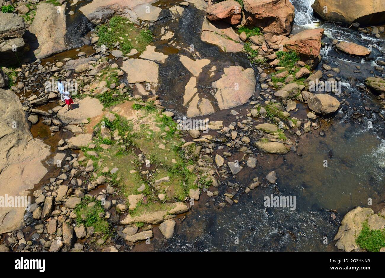 Menschen, die den Falls Park am Reedy River von oben, Greenville, South Carolina, genießen Stockfoto