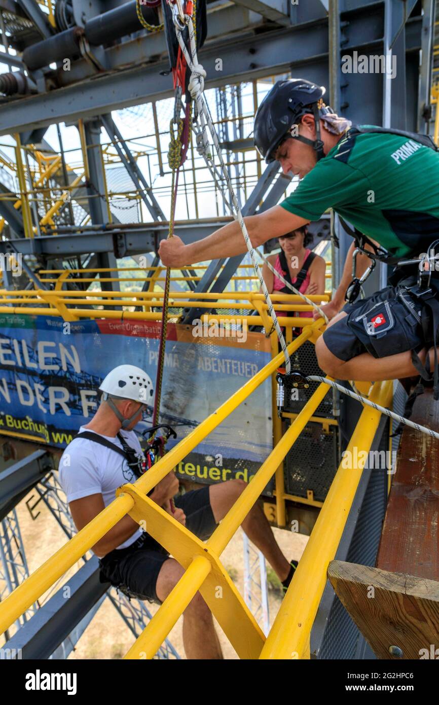 Mutiger Test in luftigen Höhen, Abseilen aus 60 Metern Entfernung von der Förderbrücke F60 Stockfoto