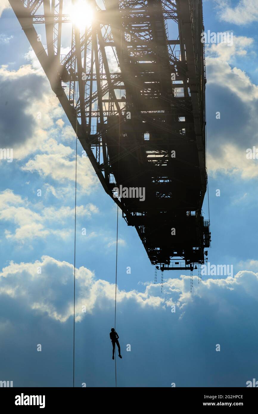 Mutiger Test in luftigen Höhen, Abseilen aus 60 Metern Entfernung von der Förderbrücke F60 Stockfoto