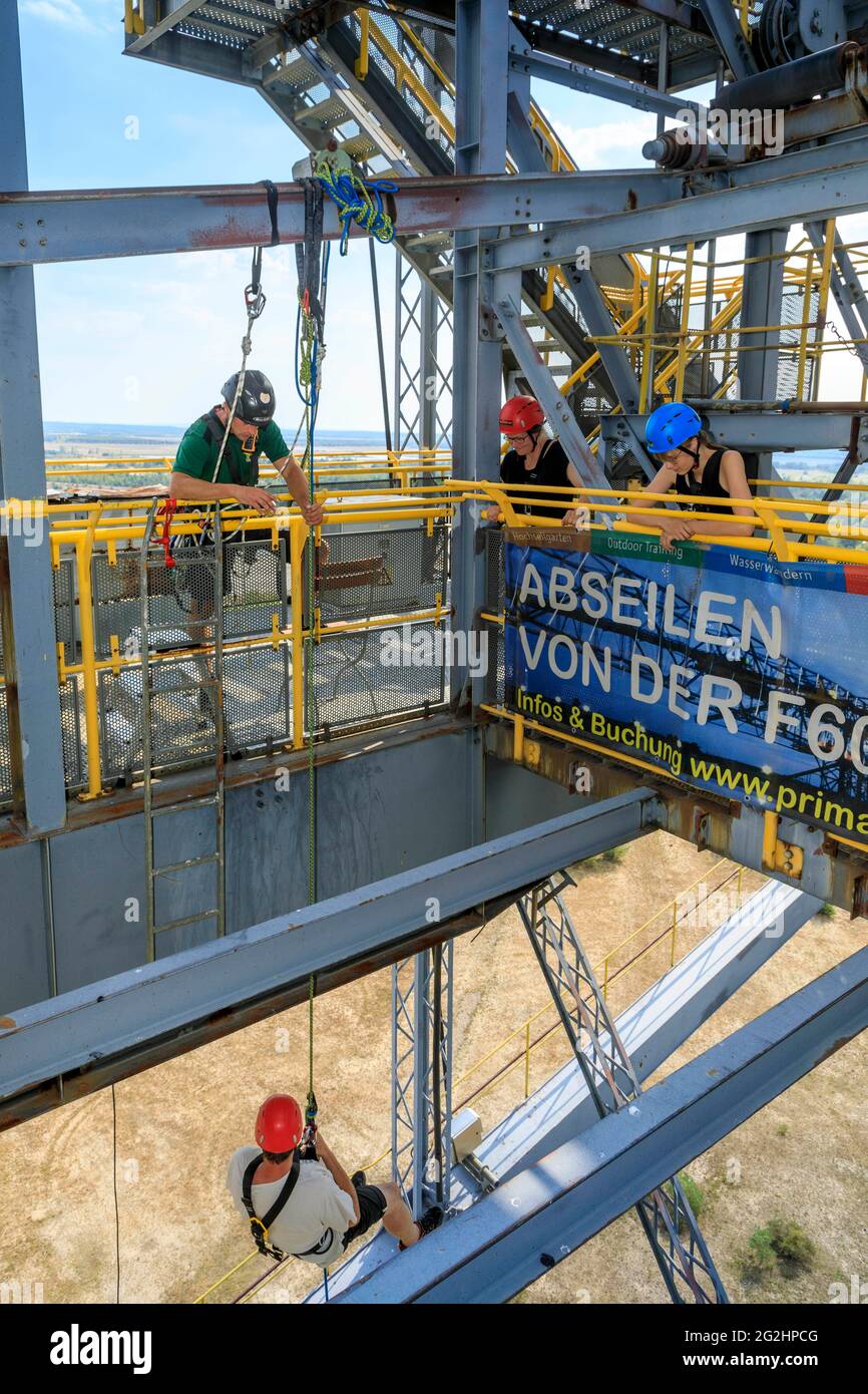 Mutiger Test in luftigen Höhen, Abseilen aus 60 Metern Entfernung von der Förderbrücke F60 Stockfoto