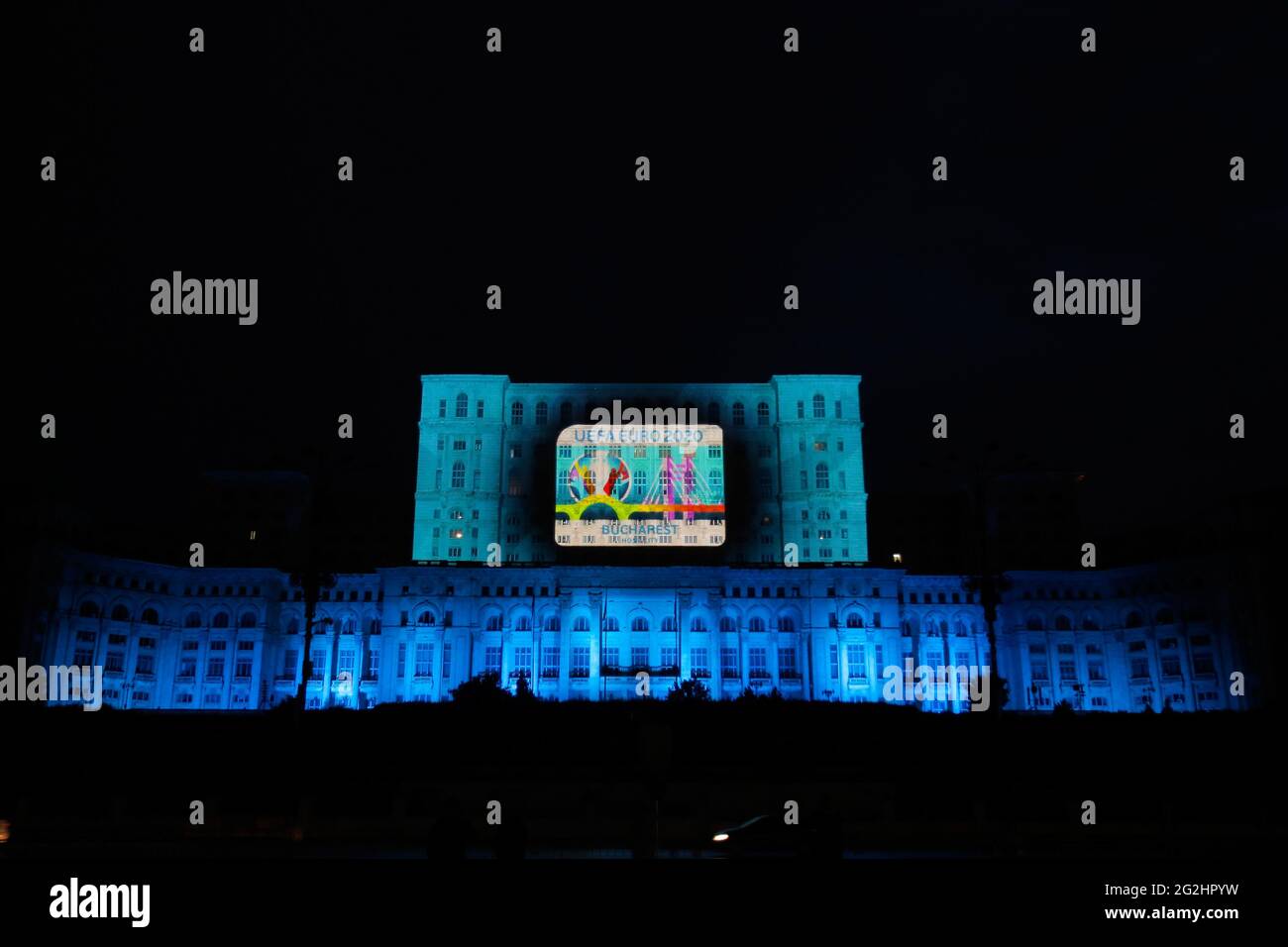 Bukarest, Rumänien. Juni 2021. Zur Feier der Eröffnung der Euro 2020 in Bukarest, Rumänien, am 11. Juni 2021 wird auf der Fassade des Palastes des Parlaments ein Video-Mapping mit dem Thema Euro 2020 projiziert. Bukarest ist eine der elf Gastgeberstädte der UEFA Euro 2020. Quelle: Cristian Cristel/Xinhua/Alamy Live News Stockfoto