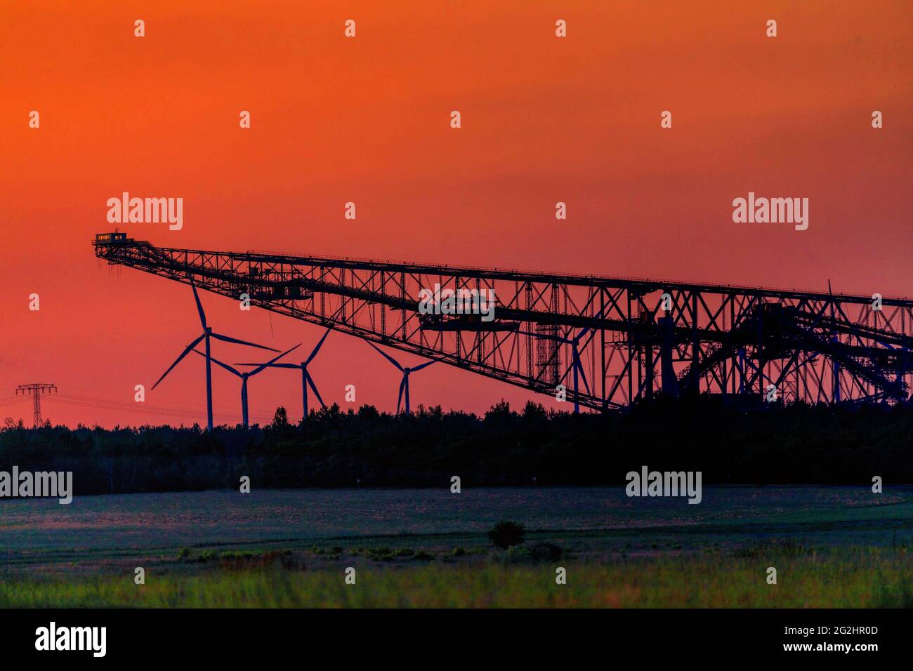 Vergangenheit trifft Zukunft, alte Energie (Braunkohle) trifft neue Energie (Windkraft) - Blick über den Seeteich im Naturparadies Grünhaus zur ehemaligen Überladenförderbrücke F60, südlich von Finsterwalde bei Lichterfeld Stockfoto