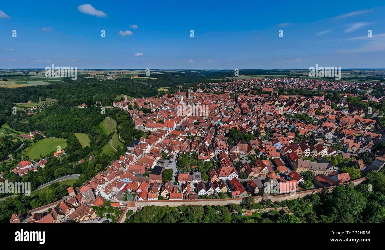 Rothenburg ob der Tauber, die historische Altstadt und die einzigartige Lage über dem Taubertal sowie die Fachwerkromantik stellen für viele den Inbegriff des mittelalterlichen Deutschlands dar Stockfoto