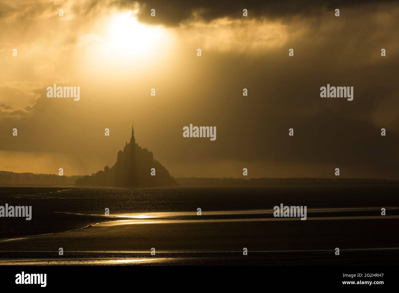 Le Mont-Saint-Michel, blendende Licht- und Sturmwolken über der Bucht, Frankreich, Normandie, Department Manche Stockfoto