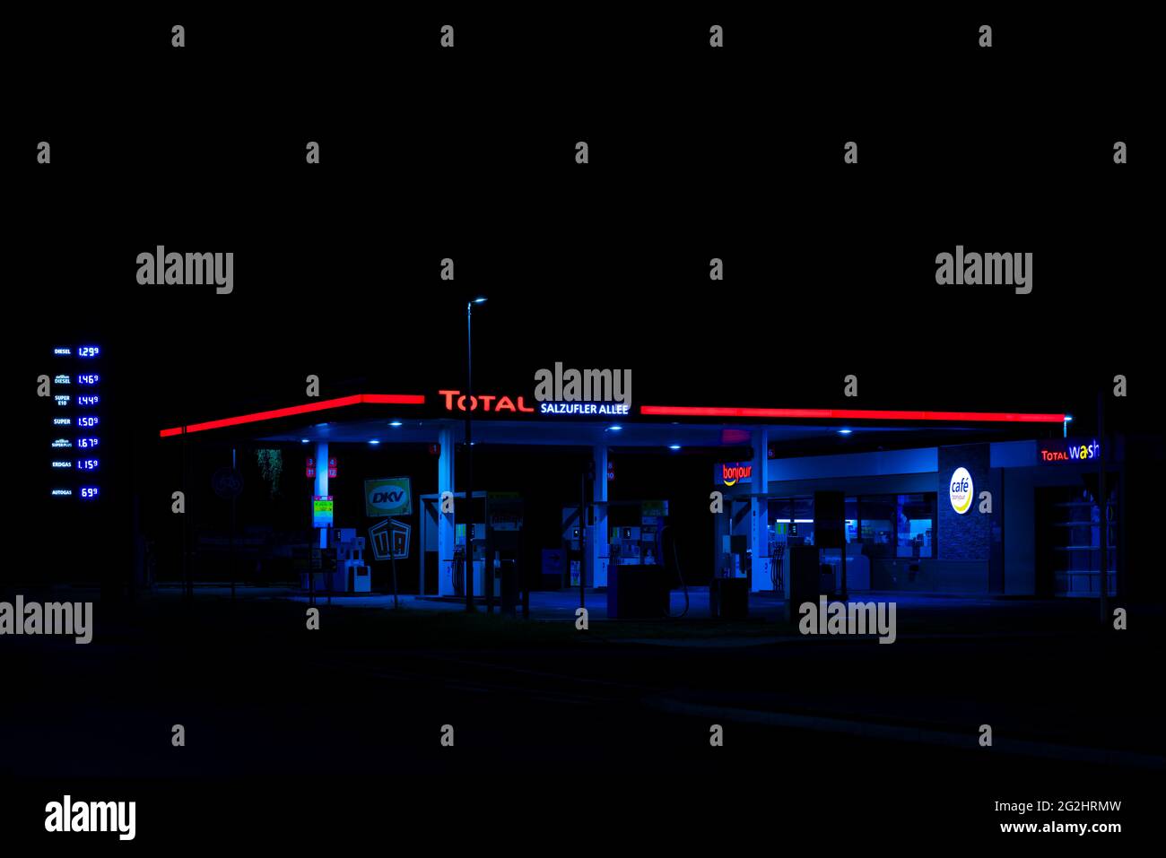 5. Mai 2021,Deutschland,Stadt Luckenwalde,Keine Menschen während der Sperrstunde auf der Straße,leere Tankstelle, sonst Treffpunkt der Menschen Stockfoto