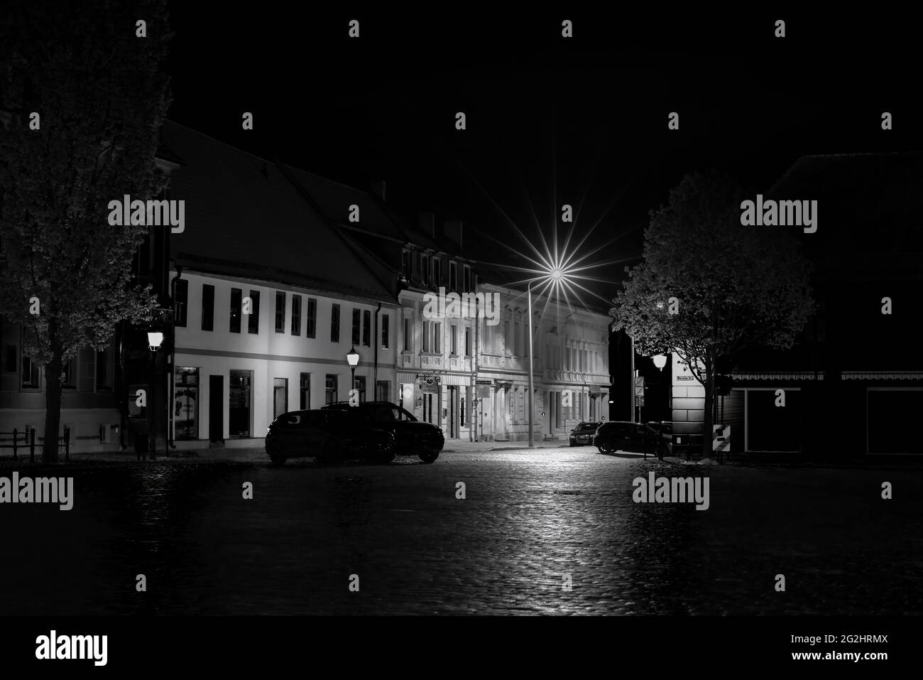 5 Mai 2021,Deutschland,Stadt Luckenwalde,Keine Menschen auf der Straße während Ausgangssperre, leerer Marktplatz in der Nacht Stockfoto