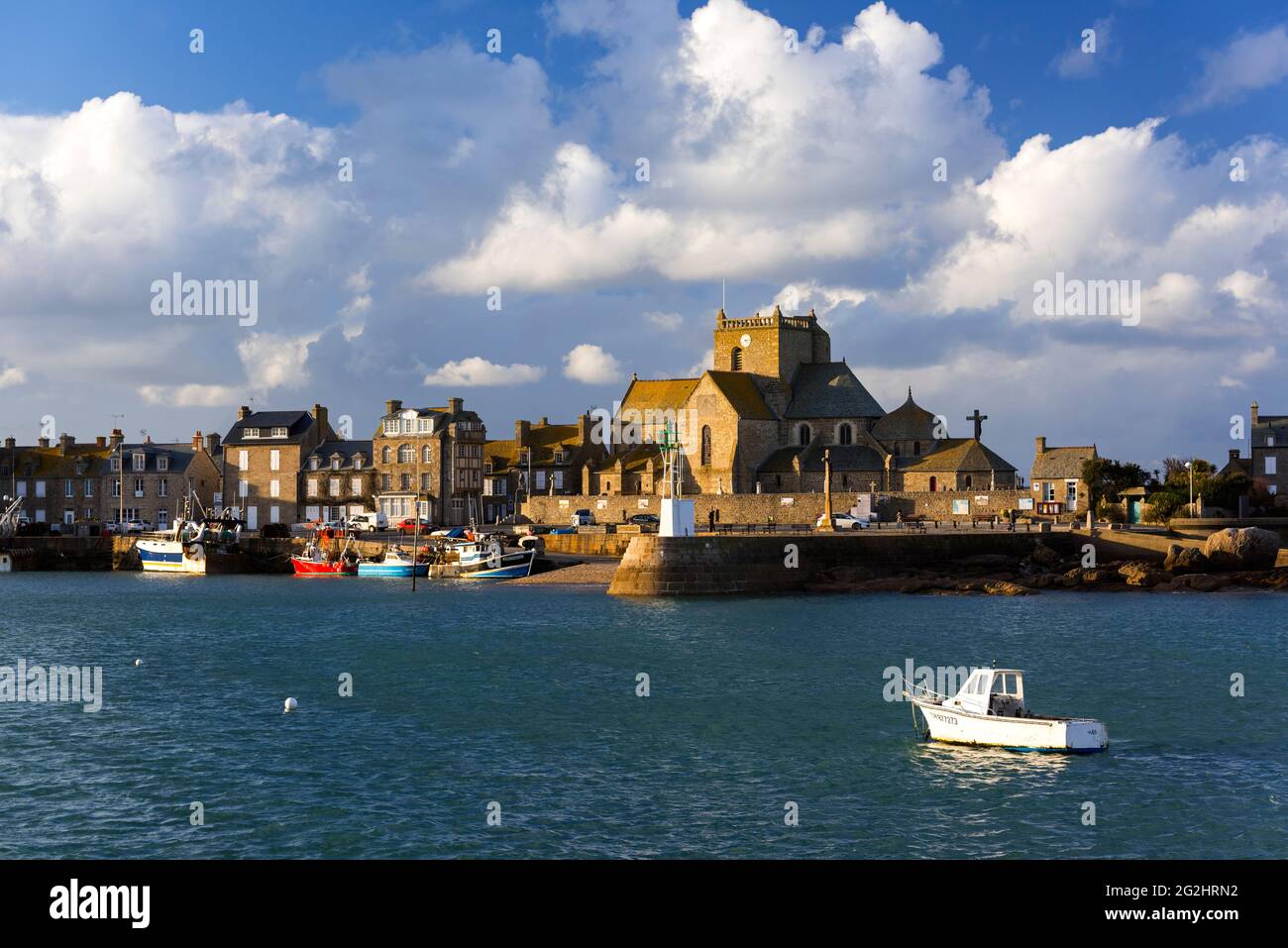 Barfleur, Saint Nicolas Kirche und Häuser am Hafen, Frankreich, Normandie, Department Manche Stockfoto