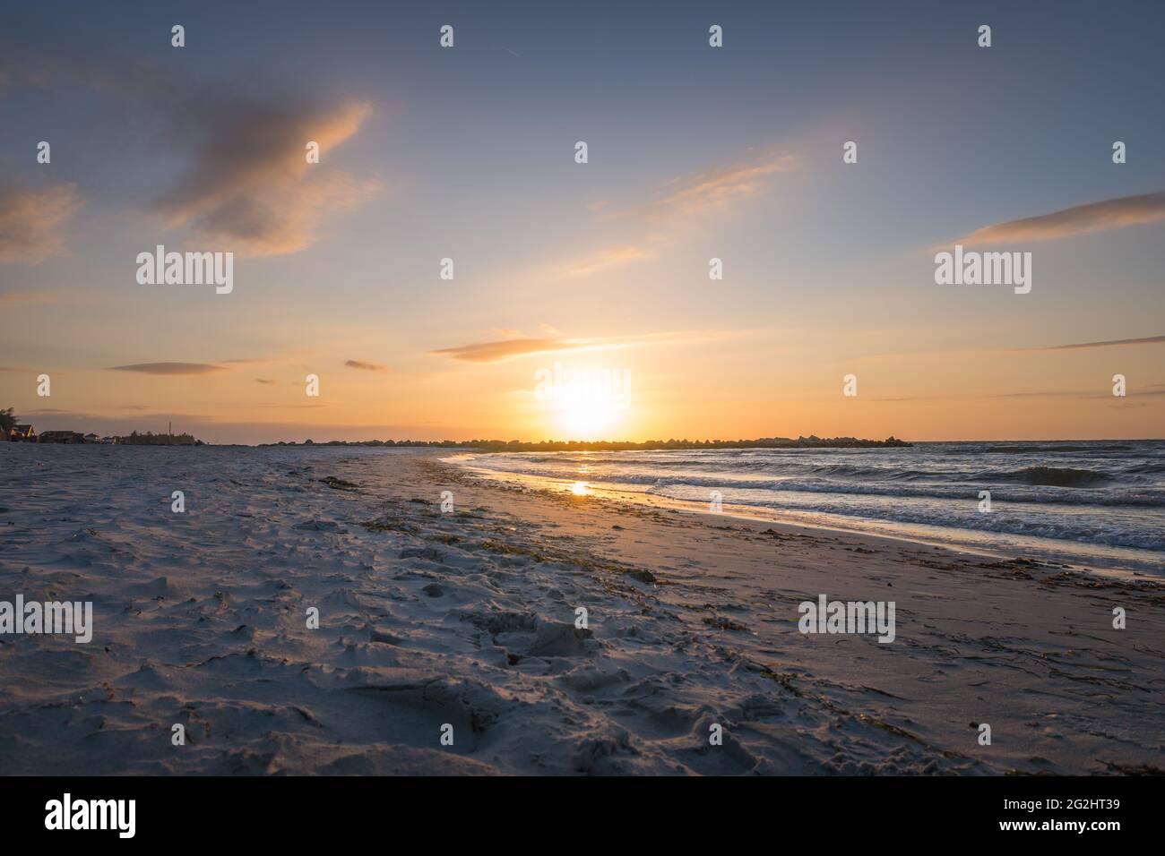 Warme Sonnenuntergänge im Sommer am Strand von Kalifornien an der Ostsee, Kieler Foerde, Ostseekueste Stockfoto