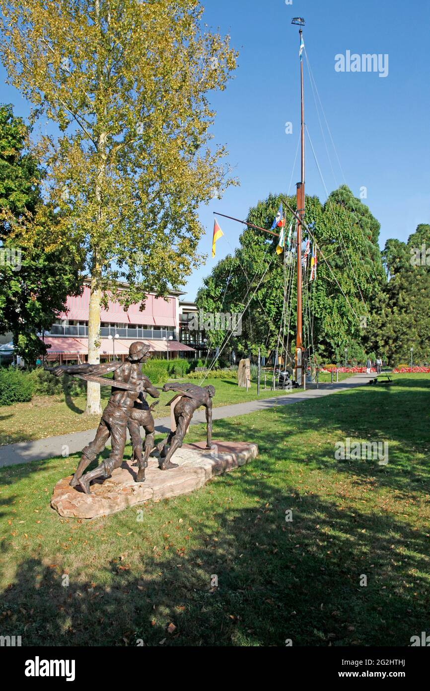Treidler-Denkmal, Treidler zog Schiffe an langen Seilen stromaufwärts vom Ufer, Eberbach am Neckar, Baden-Württemberg, Deutschland Stockfoto