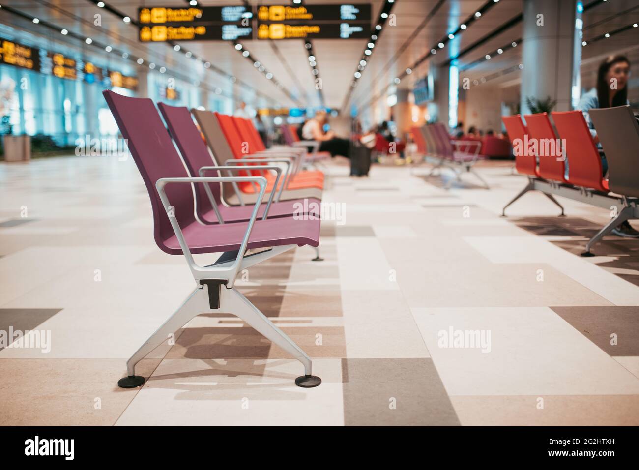 Singapur - 1. Juni 2019: Leere Sitzplätze am Abflugsteig für internationale Flüge am Changi International Airport. Stockfoto