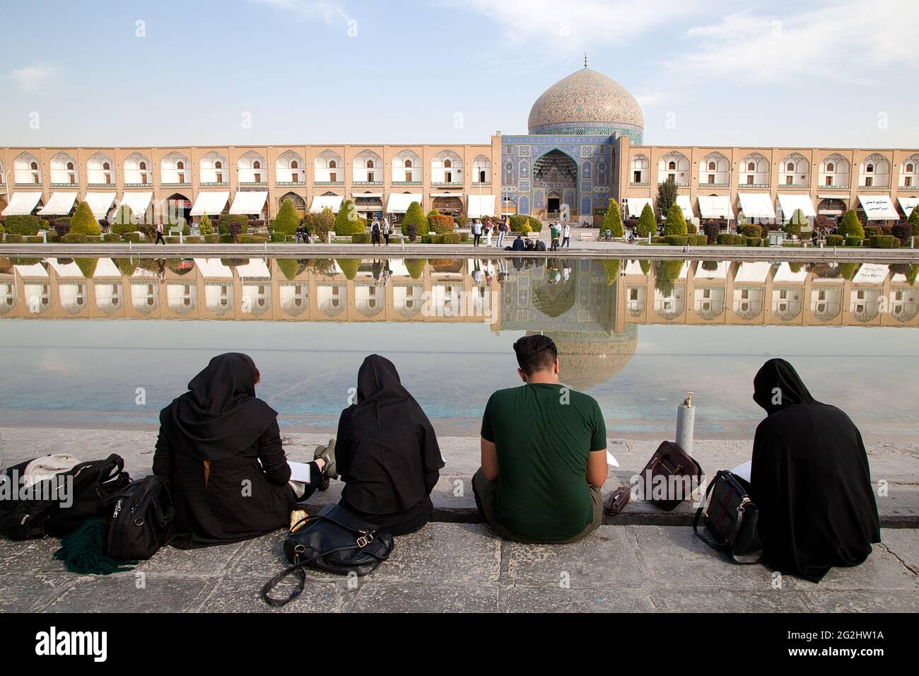 Architekturstudenten zeichnen die Sheikh Lotfollah Moschee auf dem Naghsche Jahan Platz in Isfahan, Iran Stockfoto