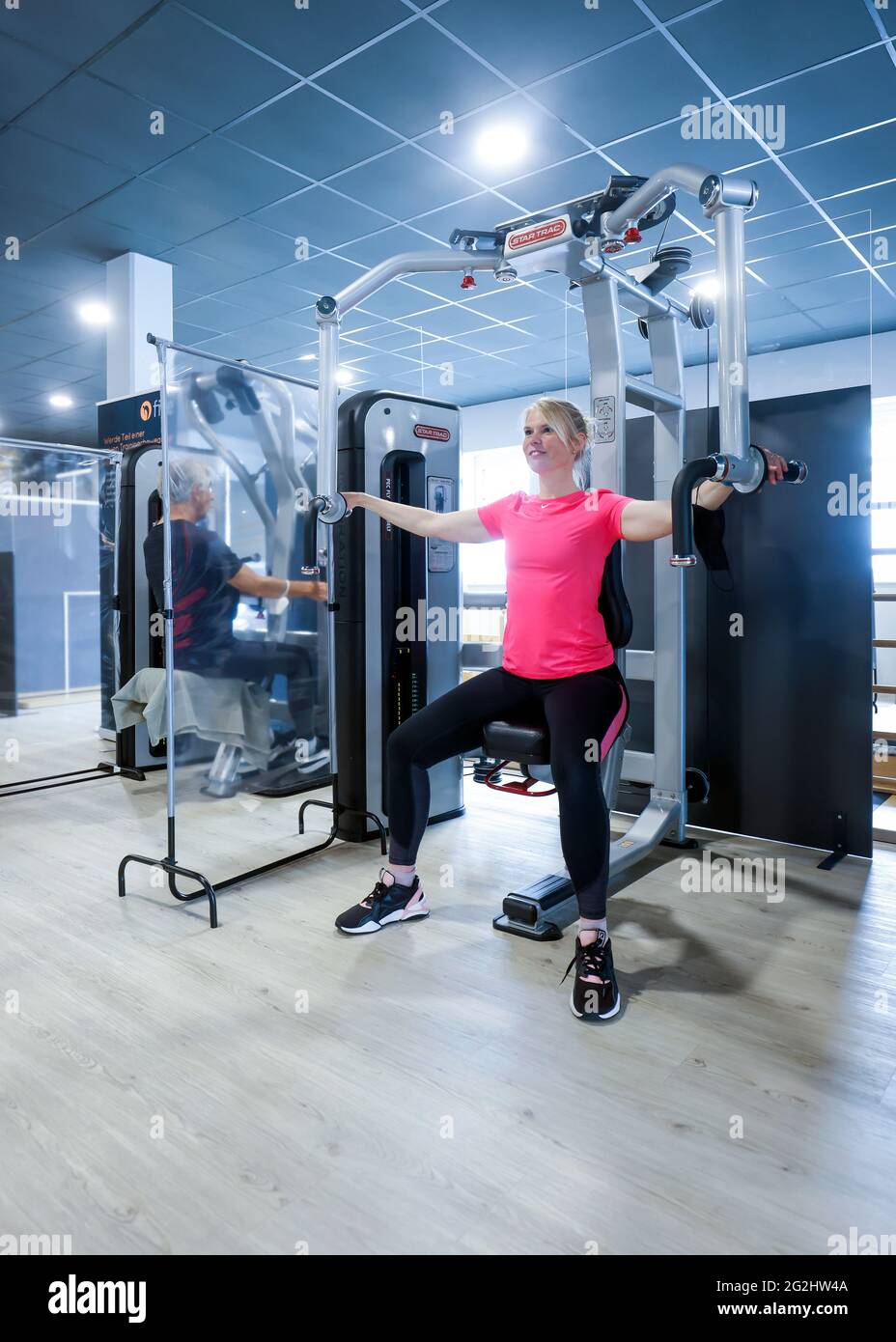 Coesfeld, Nordrhein-Westfalen, Deutschland - Fitnesstraining in Zeiten der Coronapandemie beginnt der Landkreis Coesfeld als Modellregion in Nordrhein-Westfalen mit Lockerung, in Havixbeck wird der Sportverein, ein Fitness- und Rehabilitationszentrum, eröffnet, Maximal 35 Mitglieder dürfen gleichzeitig Personalausweise und Luca-App nutzen Registrieren Sie sich für Kurse, ein aktueller negativer Corona-Test ist erforderlich, die Maske kann während des Trainings entfernt werden. - Modell freigegeben - Stockfoto