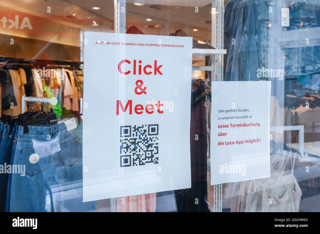 Coesfeld, Nordrhein-Westfalen, Deutschland - Einzelhandel in Zeiten der Coronapandemie beginnt sich der Kreis Coesfeld als Modellregion in Nordrhein-Westfalen zu entspannen, Einkaufen ist ohne Terminvereinbarung wieder möglich, ein Modehaus bietet Click & Meet, Scannen Sie den QR-Code direkt vor Ort mit Ihrem Handy und kaufen Sie sofort. Stockfoto