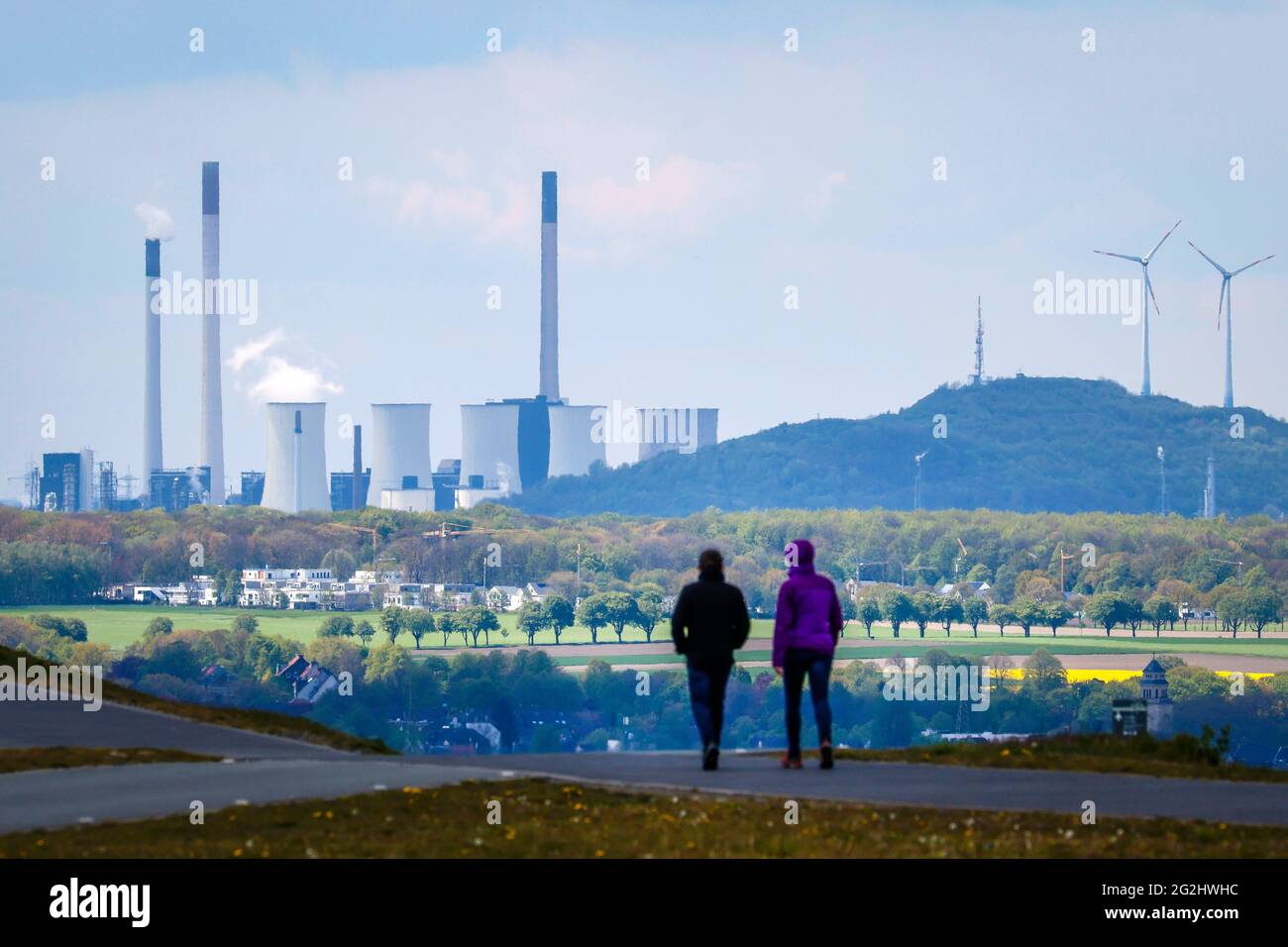 Ruhrgebiet, Nordrhein-Westfalen, Deutschland - Wanderer auf der Hoheward-Müllhalde in Herten vor dem Kohlekraftwerk Scholven von Uniper in Gelsenkirchen neben der Mine Oberscholven mit Windrädern, im Rahmen des Kohleauslaufes in Deutschland, Uniper plant, die Steinkohleblöcke in Scholven bis Ende 2022, die Industrielandschaft im Ruhrgebiet, stillzulegen. Stockfoto