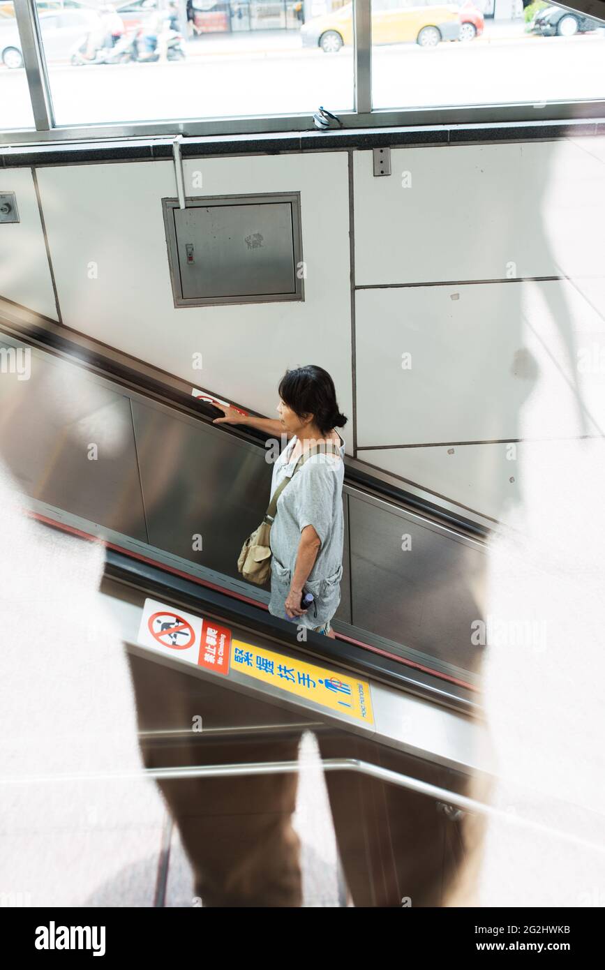 Taiwan, 02. Juli 2018: Frauen sind auf der Rolltreppe, um BTS zu verlassen Stockfoto