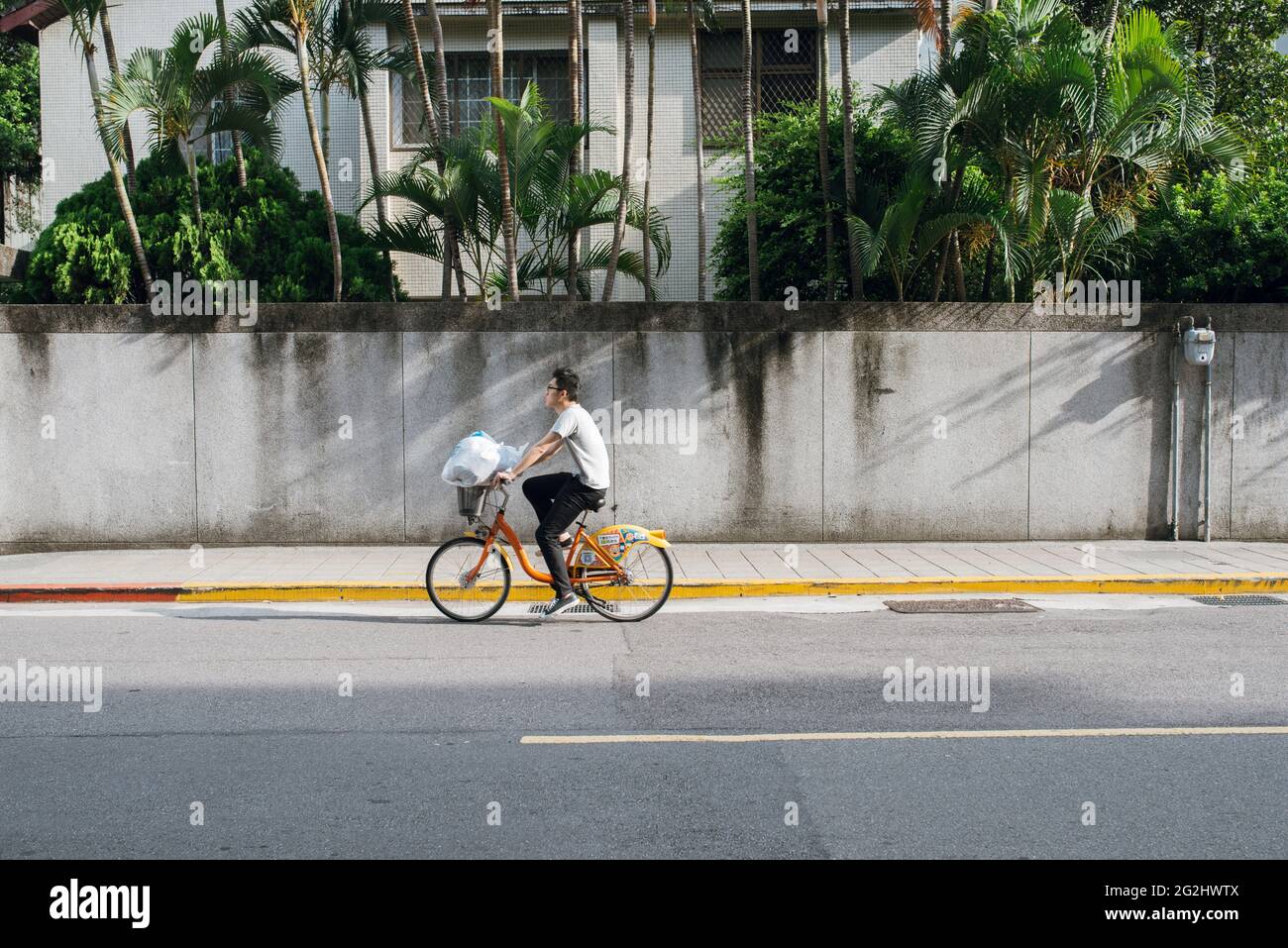 Taipei, Taiwan - 2. Juli 2018: Nicht identifizierte Namen, die auf der Straße in Taipei, Taiwan, Fahrrad fahren. Stockfoto