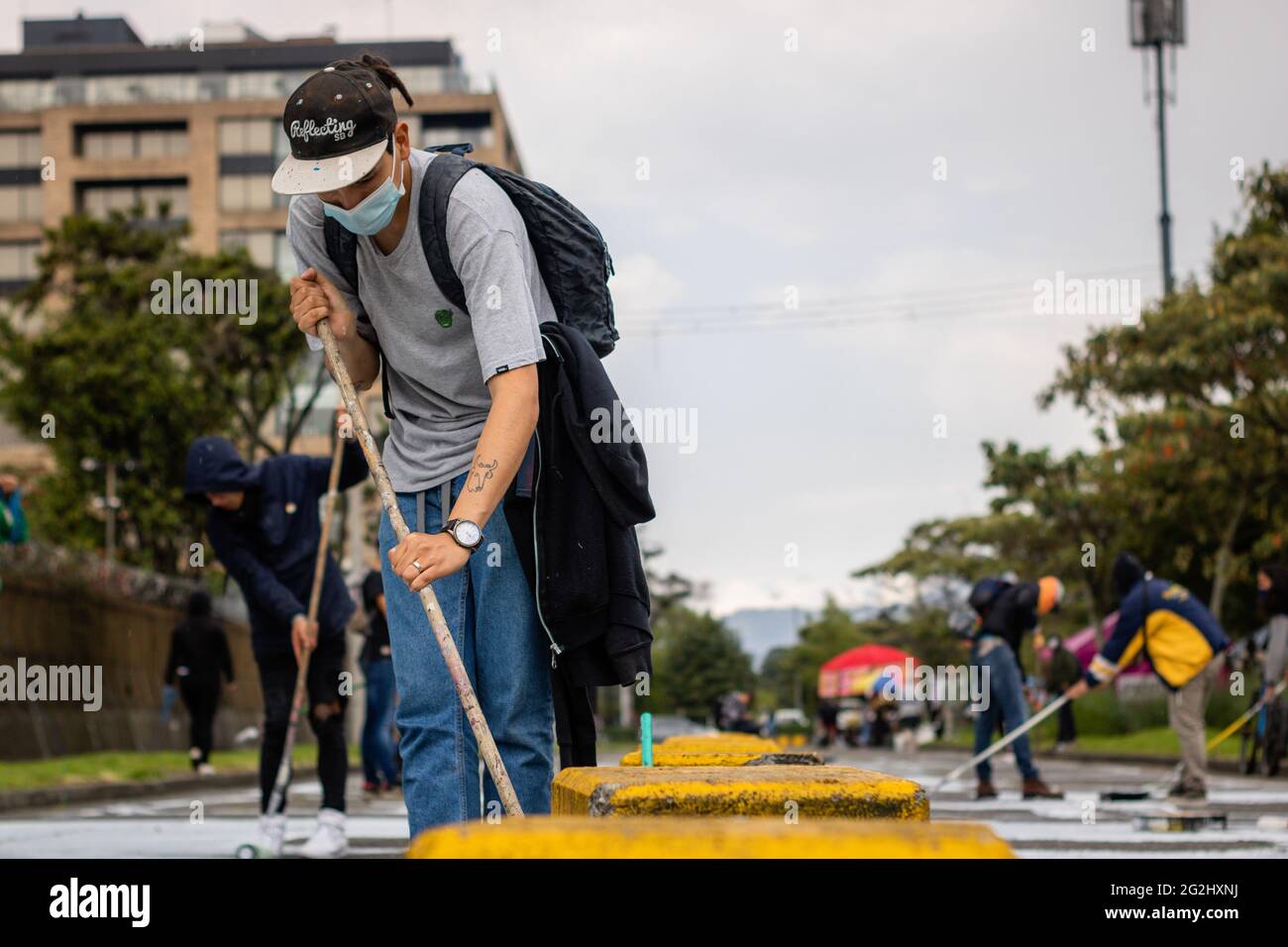 Bogota, Kolumbien. Juni 2021. Am 11. Juni 2021 versammeln sich Menschen und malen ein Wandbild. Vor der Generalanwaltschaft in Bogotá, Kolumbien, um ihre Unzufriedenheit mit den Verschwundenen inmitten des nationalen Streiks „Paro Nacional“ zu zeigen. Mehrere junge Menschen schaffen ein großes Wandgemälde, das an die Regierung gerichtet ist. Kredit: Long Visual Press/Alamy Live Nachrichten Stockfoto