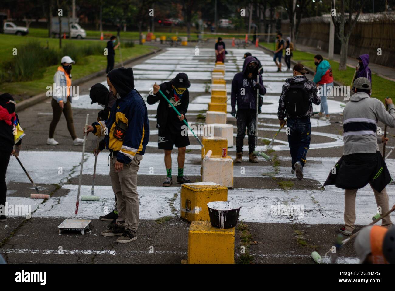 Bogota, Kolumbien. Juni 2021. Am 11. Juni 2021 versammeln sich Menschen und malen ein Wandbild. Vor der Generalanwaltschaft in Bogotá, Kolumbien, um ihre Unzufriedenheit mit den Verschwundenen inmitten des nationalen Streiks „Paro Nacional“ zu zeigen. Mehrere junge Menschen schaffen ein großes Wandgemälde, das an die Regierung gerichtet ist. Kredit: Long Visual Press/Alamy Live Nachrichten Stockfoto