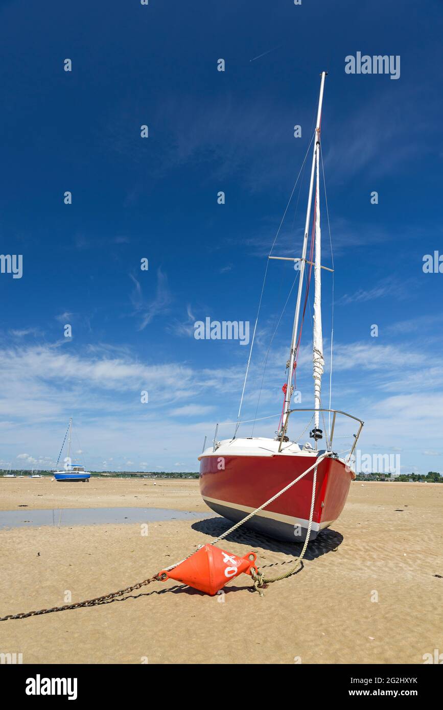 Segelboot am Strand der Pointe d'Agon, in der Nähe von Agon-Coutainville, Frankreich, Normandie, Department Manche Stockfoto