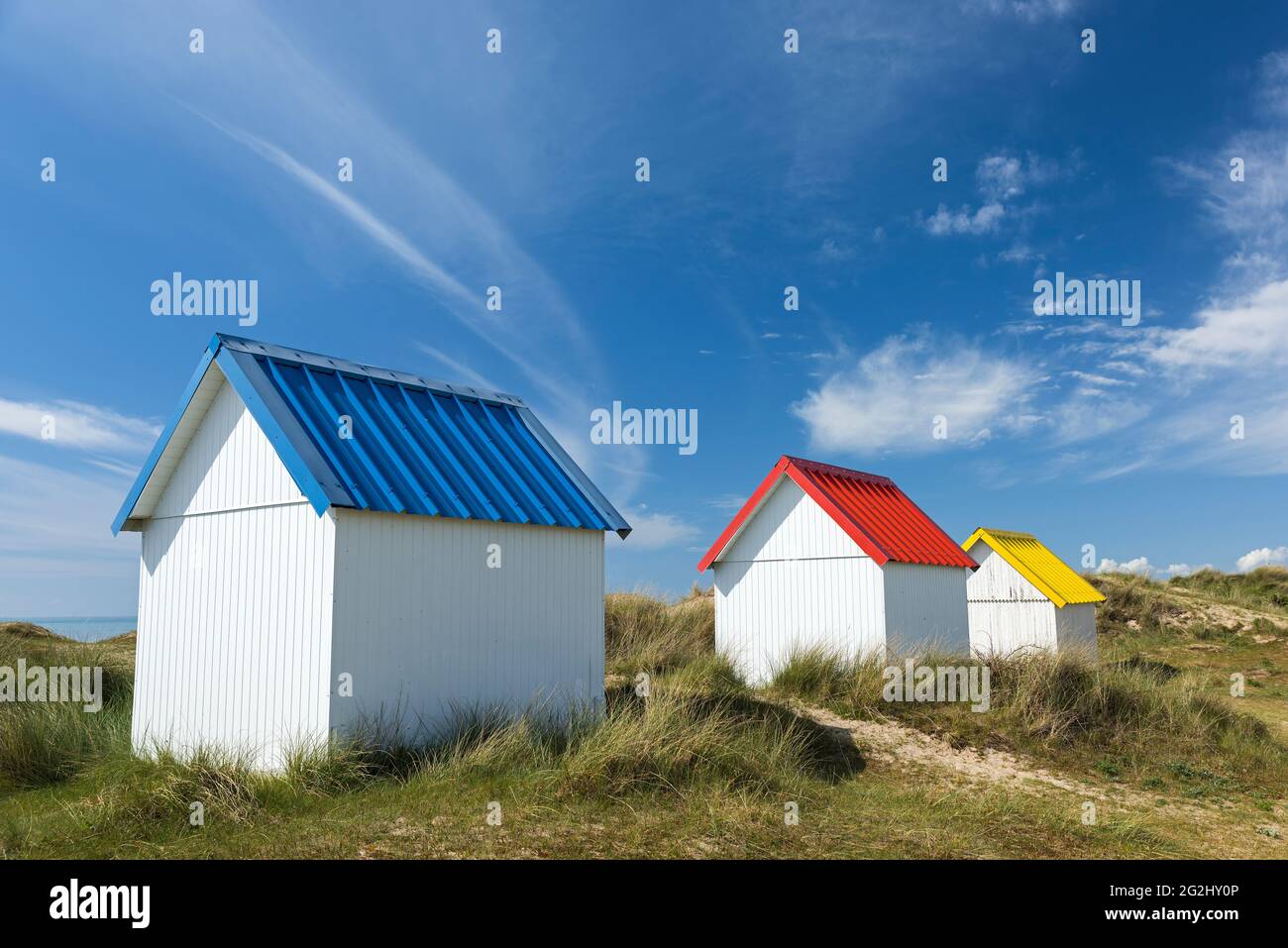 Bunte Strandhütten in den Dünen von Gouville-sur-Mer, Frankreich, Normandie, Department Manche Stockfoto