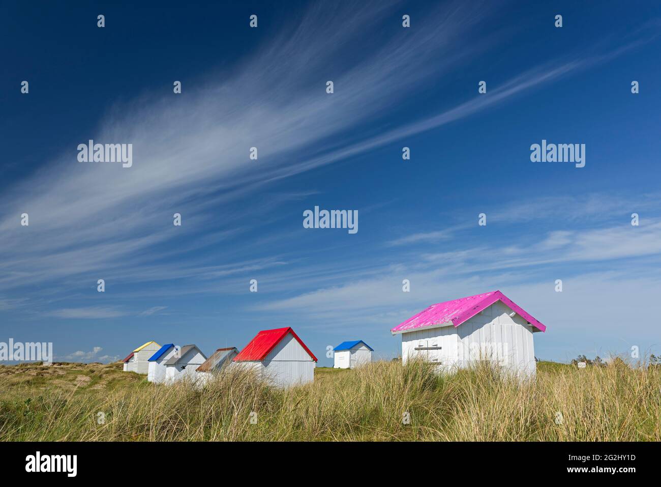 Bunte Strandhütten in den Dünen von Gouville-sur-Mer, Frankreich, Normandie, Department Manche Stockfoto