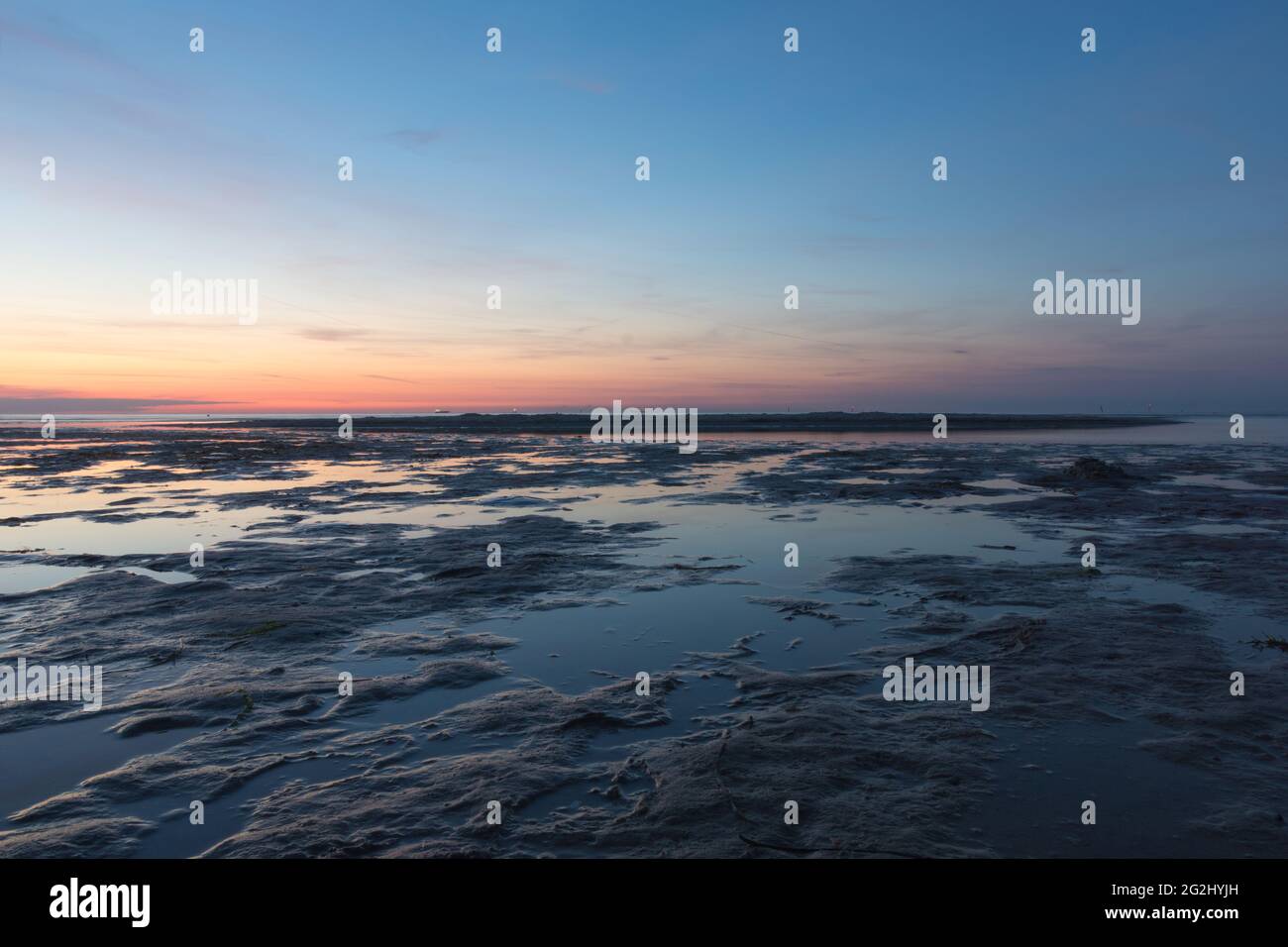 Ein schöner Sonnenuntergang weckt die Sehnsucht nach dem Meer, der Ostsee und der Kieler Förde Stockfoto