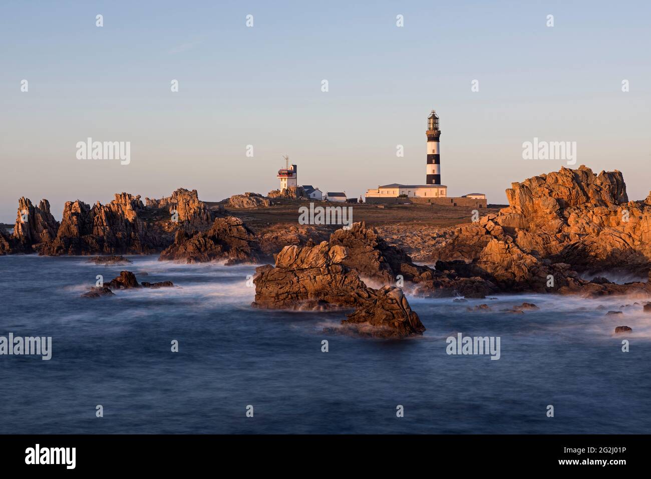 Küste am Leuchtturm Créac'h, Abendlicht, Île d'Ouessant, Frankreich, Bretagne, Finistère Stockfoto