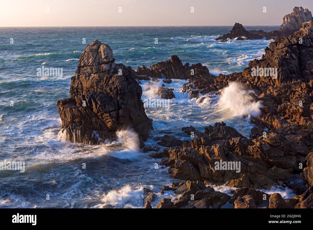 Felsküste im Abendlicht, Île d'Ouessant, Frankreich, Bretagne, Finistère Stockfoto