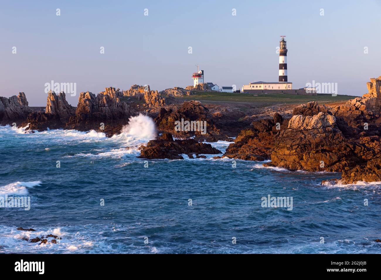 Felsenküste und Leuchtturm der Pointe de Créac'h im Abendlicht, Île d'Ouessant, Frankreich, Bretagne, Finistère-Departement Stockfoto