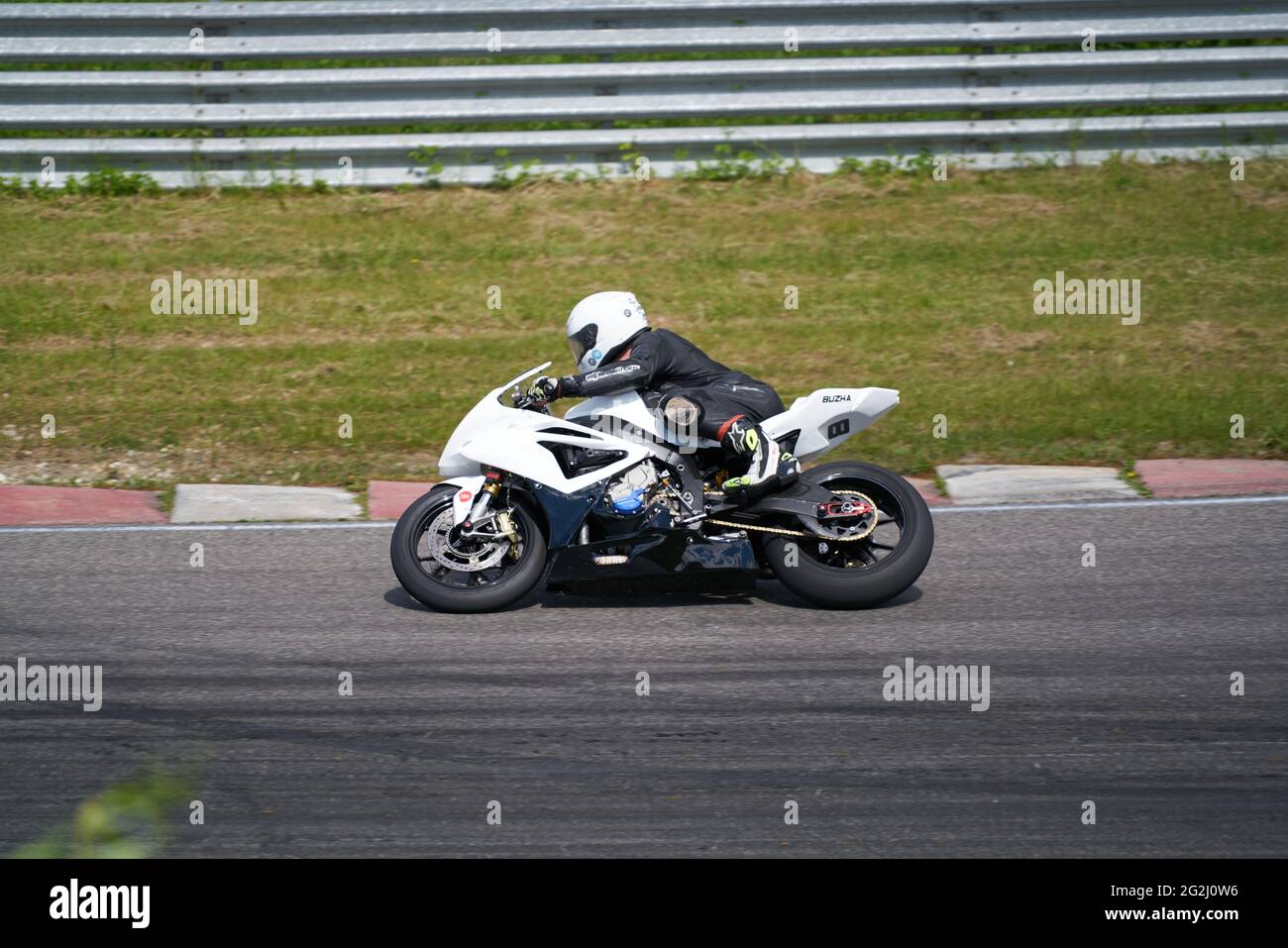 11-05-2020 Kaunas, Litauen Motorradfahrer bei Sportfahrrädern auf leerer Asphaltstraße. Sportfahrrad. MotoGP-Rennen. Superbikes. Motorradrennen. Stockfoto